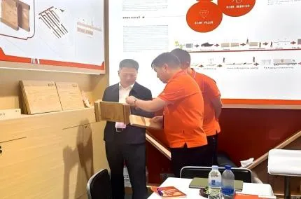 Suqian副市長がFuqing LVLブースを視察、国際ビジネス交渉がヒートアップ