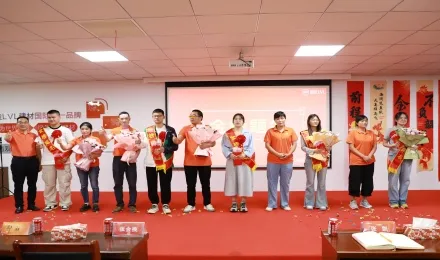 福清木材産業は、従業員の子供に学術奨学金で5,000元を授与しました。